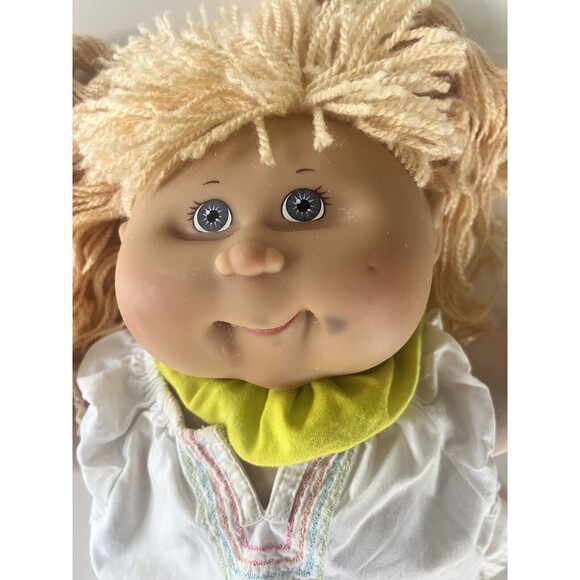 2004 CABBAGE PATCH KID Doll Blonde Yellow Yarn Hair Blue Eyes Play Along PA-2 - Picture 2 of 7